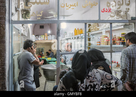 Drängen Sie sich warten außerhalb beliebt Faloodeh Shop für das iranische Süße Nudeln Dessert in Yazd, Iran. Stockfoto