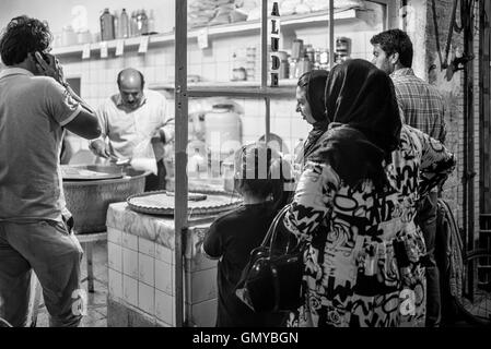 Drängen Sie sich warten außerhalb beliebt Faloodeh Shop für das süße Nudeln Dessert in Yazd, Iran. Stockfoto