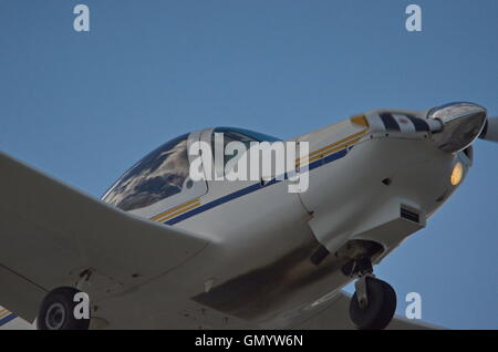 Leichtflugzeugen kommen, um auf einem Übungsflug landen, Stockfoto