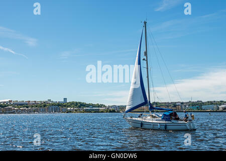 Segelboot auf dem Süßwasser See Cardiff Bay an einem warmen, sonnigen und sehr blauen Himmel Tag, Südwales Stockfoto