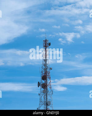 Fernmeldeturm mit einem schönen blauen Himmel Stockfoto