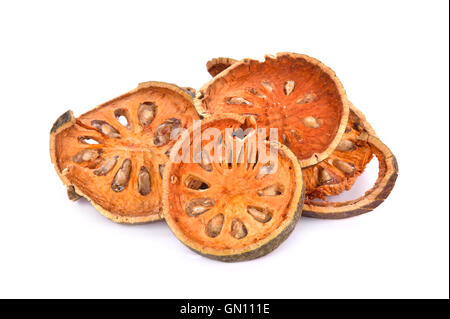 Bael Frucht getrocknet (Aegle Marmelos) isoliert auf weißem Hintergrund Stockfoto