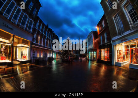 Winchester High Street in der Dämmerung im Winter Stockfoto