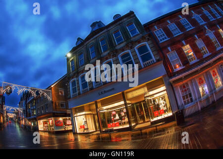 Winchester High Street in der Dämmerung im Winter Stockfoto