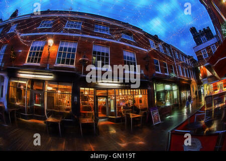 Winchester High Street in der Dämmerung im Winter Stockfoto