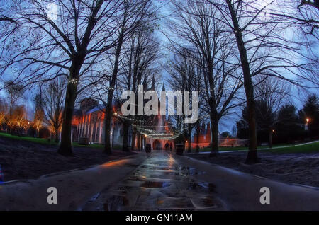 Winchester Cathedral Close in der Dämmerung im Winter Stockfoto
