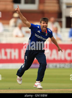 Englands Mark Wood feiert Einnahme das Wicket von Pakistans Sharjeel Khan während der Royal London ein Tag International Series Match bei Herrn, London. Stockfoto