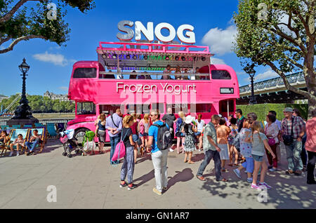 London, England, Vereinigtes Königreich. Doppeldecker-Bus verwendet als knutschen Frozen Yogurt Steckdose am Südufer Stockfoto