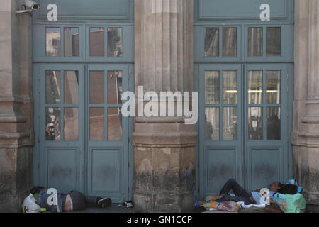 26 August 2016 Paris, Frankreich. Obdachlose schlafen drausen internationalen Bahnhof Gare du Nord in Paris Stockfoto