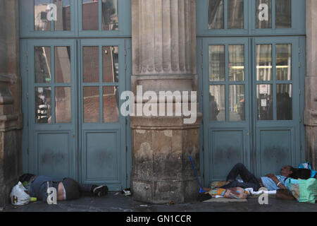 26 August 2016 Paris, Frankreich. Obdachlose Migranten schlafen drausen internationalen Bahnhof Gare du Nord in Paris Stockfoto