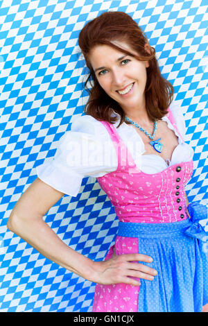 Porträt od eine Brünette Frau im dirndl Stockfoto