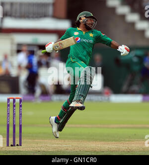 Pakistans Sarfraz Ahmed feiert seinen Jahrhundert während der Royal London ein Tag International Series Match bei Herrn, London. Stockfoto