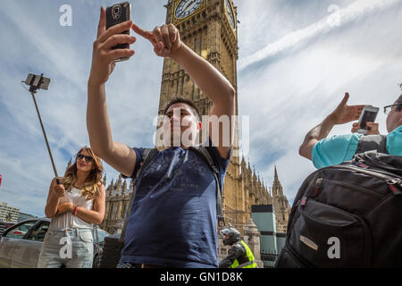 Touristen fotografieren und Telefon Selfies um Westminster, London, UK. Stockfoto