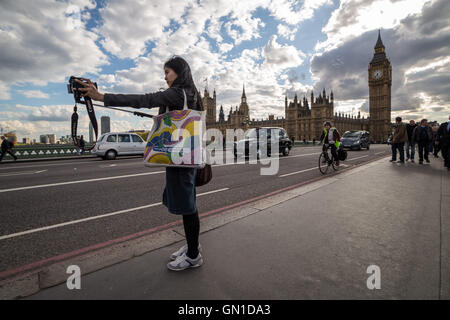 Touristen fotografieren und Telefon Selfies um Westminster, London, UK. Stockfoto