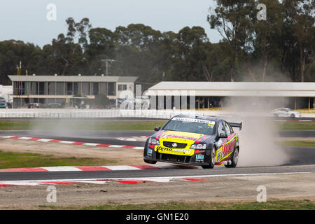 MELBOURNE, WINTON/Australien, 20. Mai 2016: Jack Sippss Holdon Commodore sieht Luft in die Kumho Reifen australischen V8 Touring Car S Stockfoto