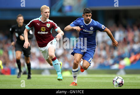 Chelseas Eden Hazard (rechts) und der Burnley Ben mir kämpfen um den Ball in der Premier League match bei Stamford Bridge, London. Stockfoto