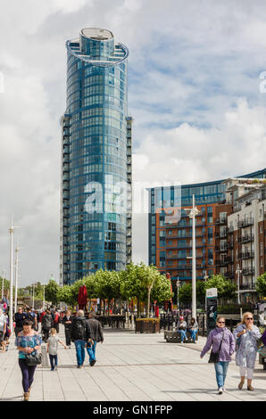 Suche entlang Millennium Weg in Gunwharf Guays, Portsmouth in Richtung der Lippenstift-Turm. Stockfoto