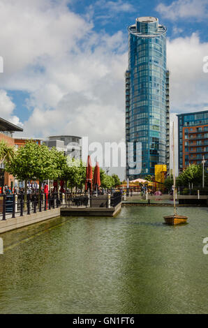 Suche entlang Millennium Weg in Gunwharf Guays, Portsmouth in Richtung der Lippenstift-Turm. Stockfoto