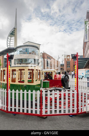 Eine Kindereisenbahn fahren auf einer kleinen Messe in Gunwarf Quays in Portsmouth. Stockfoto