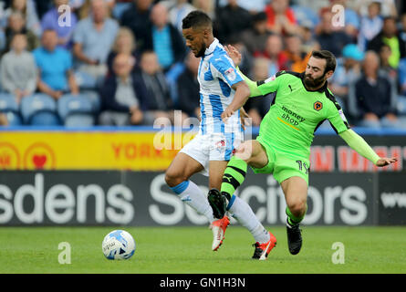 Wolverhampton Wanderers Jack Price (rechts) Foulspiel von Huddersfield Town Elias Kachunga während der Himmel Bet Meisterschaftsspiel im Stadion der John Smith, Huddersfield. Stockfoto