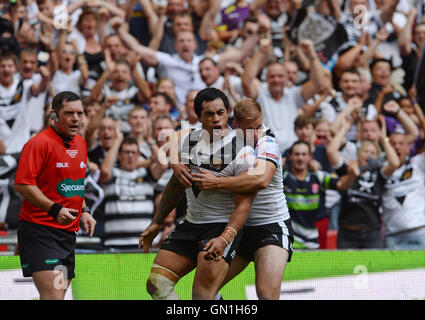 Hull FC Mahe Fonua (links) feiert nach seinem Tor einen Versuch während des Spiels der Challenge-Cup-Finale im Wembley Stadium, London. Stockfoto