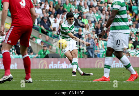 Celtics Tom Rogic Partituren seiner Seiten vierte Ziel während der Ladbrokes Scottish Premier League match bei Celtic Park, Glasgow. Stockfoto