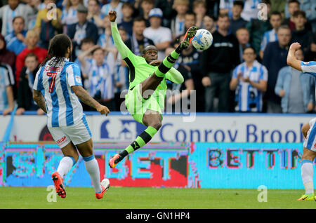 Wolverhampton Wanderers Prinz Oniangue versucht ein Fallrückzieher während der Himmel Bet Meisterschaftsspiel im Stadion der John Smith, Huddersfield. Stockfoto