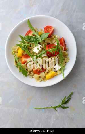 Pasta mit Kirschtomaten und Feta, Lebensmittel-Draufsicht Stockfoto