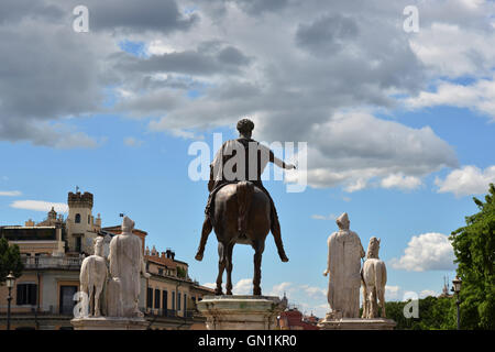 Antike römische Statue des Kaisers Marcus Aurelius mit zwei Dioskouri gegen bewölktem Himmel auf dem Kapitol in Rom Stockfoto