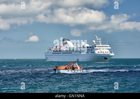 Kreuzfahrtschiffe vor Anker aus St Peter Port Harbour, MV Ventura Stockfoto