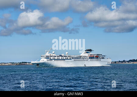 Kreuzfahrtschiff vor Anker aus St Peter Port Harbour, MV Ventura Stockfoto