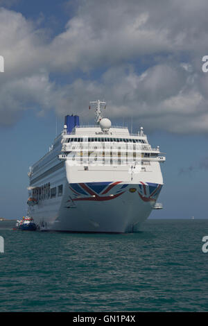 Kreuzfahrtschiff vor Anker aus St Peter Port Harbour, P & O Oriana Stockfoto