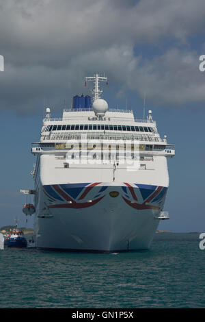 Kreuzfahrtschiff vor Anker aus St Peter Port Harbour, P & O Oriana Stockfoto