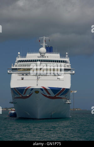 Kreuzfahrtschiff vor Anker aus St Peter Port Harbour, P & O Oriana Stockfoto