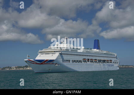 Kreuzfahrtschiff vor Anker aus St Peter Port Harbour, P & O Oriana Stockfoto