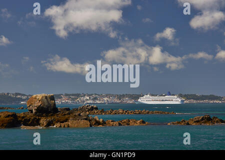 Kreuzfahrtschiffe vor Anker aus St Peter Port Harbour, P & O Oriana Stockfoto