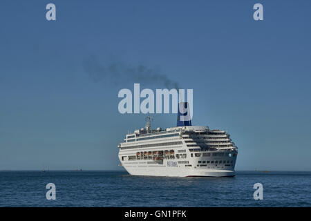 Kreuzfahrtschiff vor Anker aus St Peter Port Harbour, P & O Oriana Stockfoto