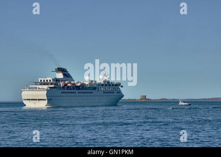 Kreuzfahrtschiff vor Anker aus St Peter Port Harbour, MV Ventura Stockfoto