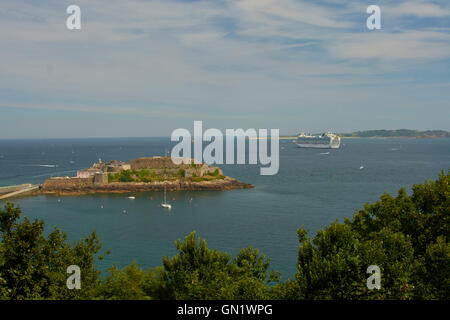 Kreuzfahrtschiff vor Anker aus St Peter Port Harbour, P & O Oriana Stockfoto