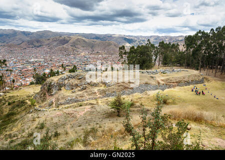 Q'enqo Landschaft, Ruinen Panorama eine archäologische Stätte von Inka im Heiligen Tal über Cusco, ein kulturelles Erbe der Region Cusco, Peru Stockfoto