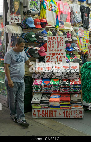 Ein Tourist-Geschenk-Shop im Bereich "Times Square" von Midtown Manhattan, New York City verkaufen billige T-shirts für Besucher. Stockfoto