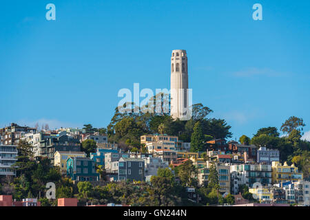 Coit Tower und der Bay Bridge aus der Kreuzung von Lombard & Hyde Street in San Francisco, Kalifornien Stockfoto