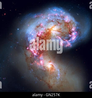 Die Antennen-Galaxien oder NGC 4038 und NGC 4039 durchlaufen eine galaktische Kollision. Befindet sich im Sternbild Corvus. Stockfoto