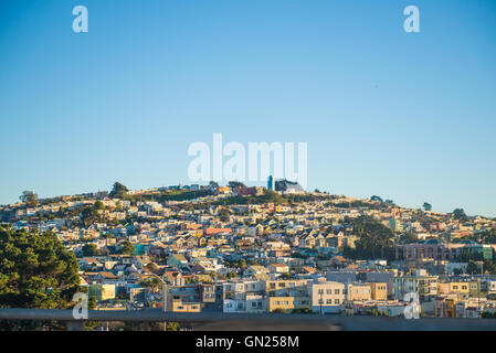 Coit Tower und der Bay Bridge aus der Kreuzung von Lombard & Hyde Street in San Francisco, Kalifornien Stockfoto