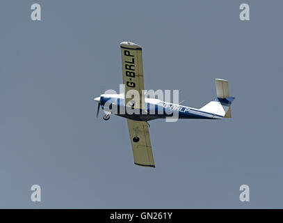 Piper PA-38-112 Tomahawk Training Flugzeug bei Inverness Flugplatz Schottland Registrierung G-BRLP.  SCO 11.196. Stockfoto