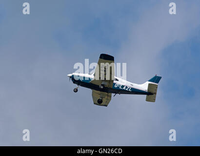 Piper PA-28 Registrierung G-LAZL Dienstprogramm Zivilflugzeug in Inverness Flugplatz Nordosten Schottlands.  SCO 11.199. Stockfoto