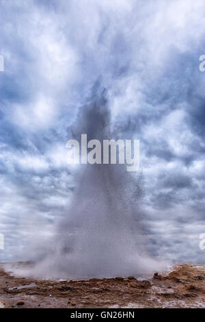 Strokkur, geothermische Gebiet Haukadalur, Golden Circle, Geysir, Reykjavik, Island Stockfoto
