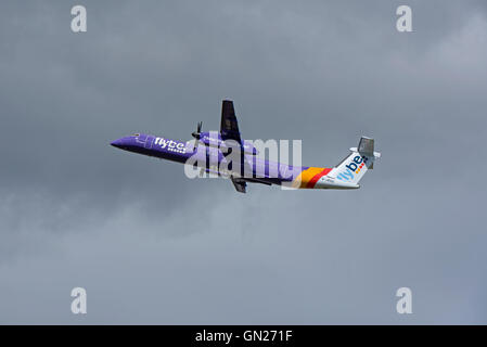 8-402 Bombardier Q400 Dash 8 (G-PRPL) Flybe Turboprop-Verkehrsflugzeug. SCO 11.206. Stockfoto