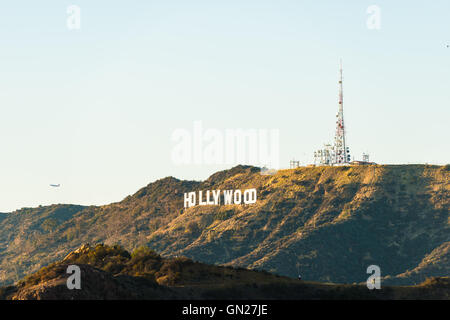 Foto von Hollywood-Schriftzug in Los Angeles bei Sonnenuntergang von Griffin Park, Kalifornien aufgenommen Stockfoto