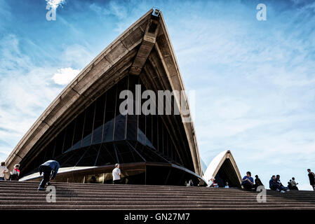 Touristen, die in Australien Sydney Opernhaus Wahrzeichen ausführlich an sonnigen Tag Stockfoto